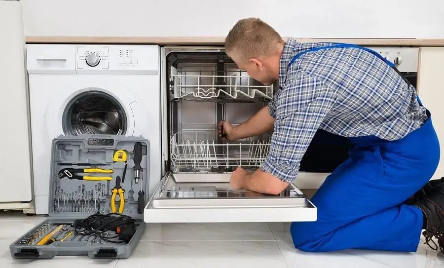 Güdül LG servisi teknisyen ekibi beyaz eşya tamiri yaparken